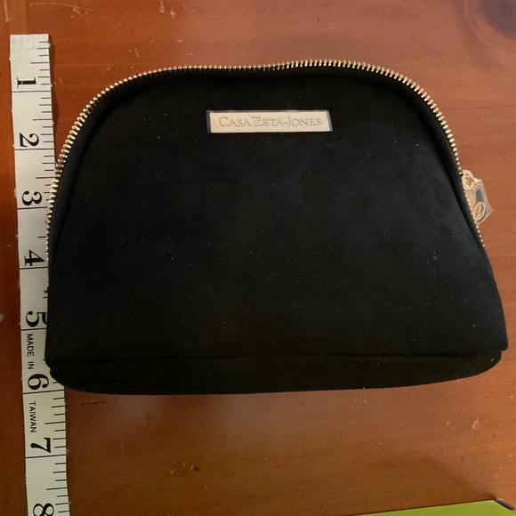 casa zeta-jones cosmetic bag, 6 x 7, new condition - Picture 3 of 4